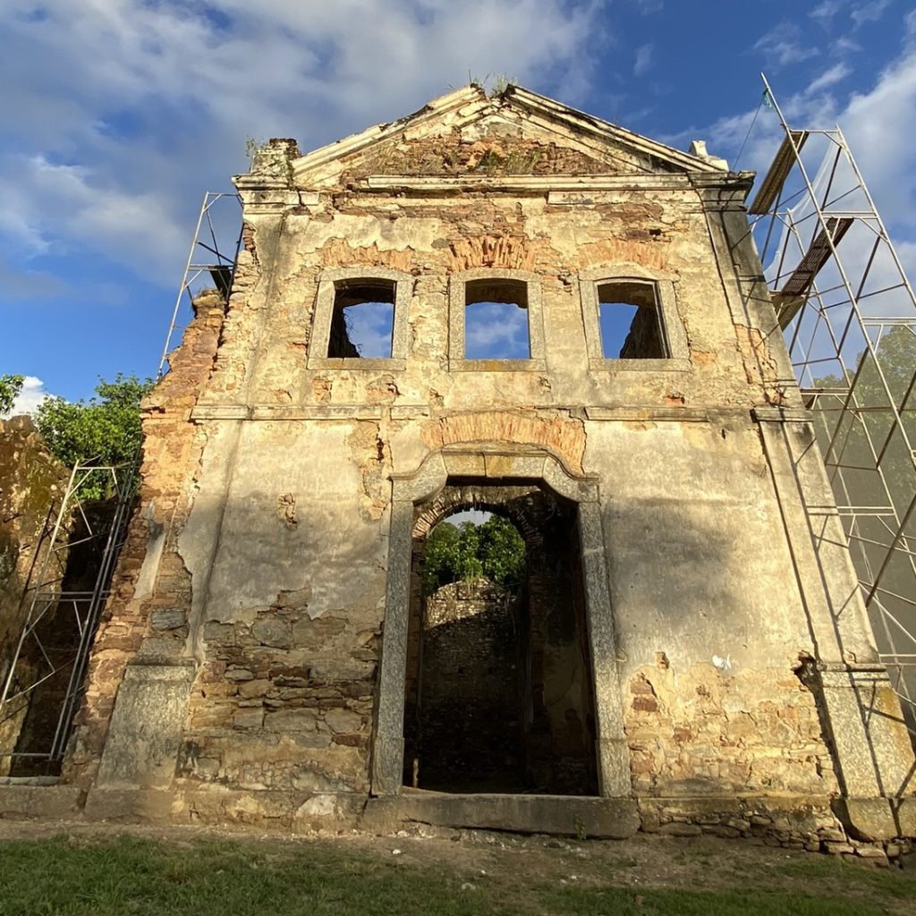 O projeto tem como objetivo garantir a estabilidade dos remanescentes do edifício histórico da antiga igreja, correspondendo às alvenaria mistas de pedra e tijolo