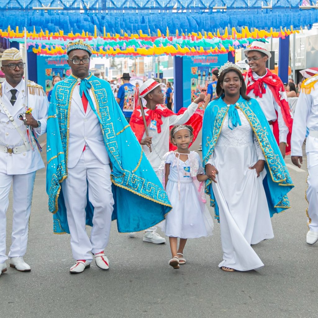 Evento reuniu 22 ternos de congada e centenas de participantes em celebração à cultura, à resistência e à devoção a Nossa Senhora do Rosário