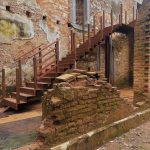 Elysium reposiciona escadaria e preserva essência de ruína histórica no Rio