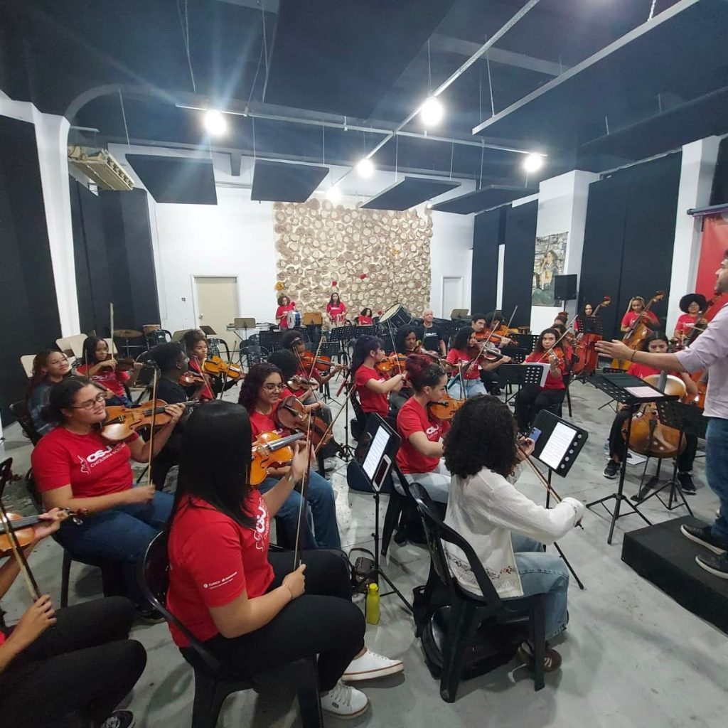 A NTS (Nova Transportadora do Sudeste) reforçou seu compromisso com o desenvolvimento social e cultural da juventude das favelas e periferias do Rio de Janeiro ao promover, em parceria com a Elysium Sociedade Cultural, uma masterclass com os músicos Alessandro Borgomanero, no violino, e Herbert Lindsberger, na viola clássica.